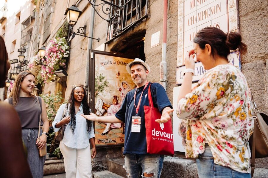 Madrid: Tapas, Taverns & History Tour - What the guides add to the experience