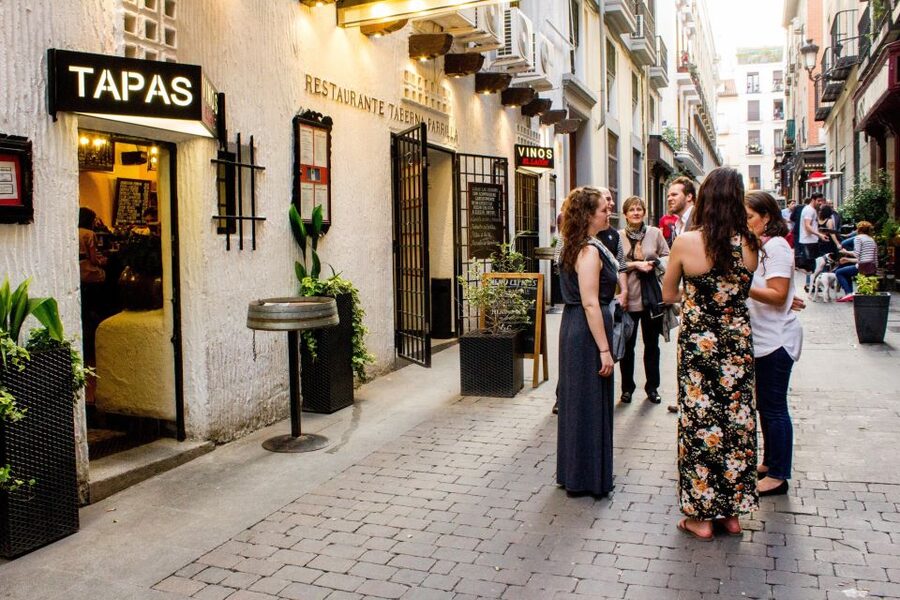 Madrid: Tapas & Wine Tasting Tour with Local Guide - How Much Food and Drink Do You Get?