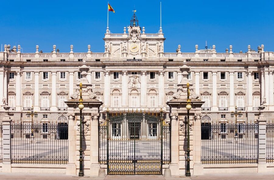 Madrid: The Royal Palace Skip-the-line Guided Tour - Entering the palace with skip-the-line access