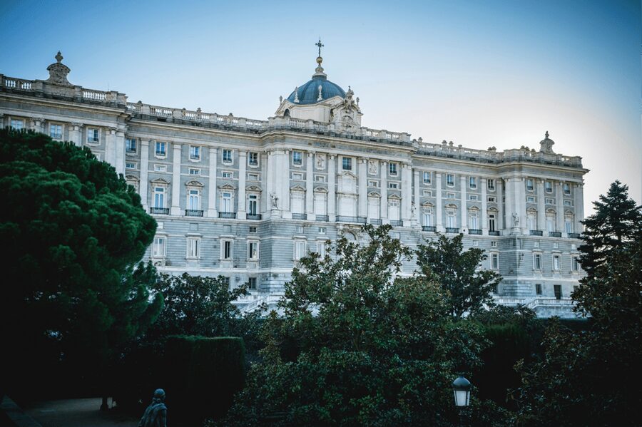 Madrid: The Royal Palace Skip-the-line Guided Tour - Royal apartments, art, tapestries, and clocks