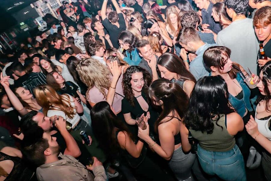 Madrid: Top Pub-Crawl with Drinks and Nightclub Entry - Plaza de Santa Ana and the second bar