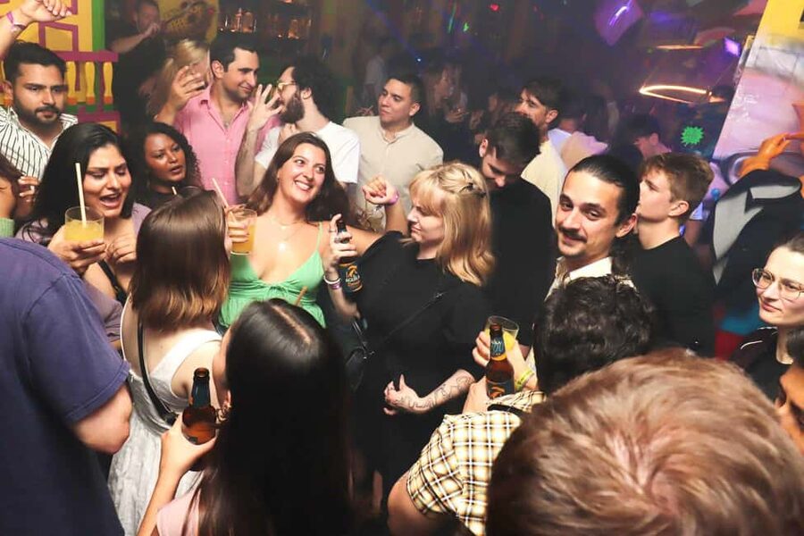 Madrid: Top Pub-Crawl with Drinks and Nightclub Entry - Is it comfortable for solo visitors?