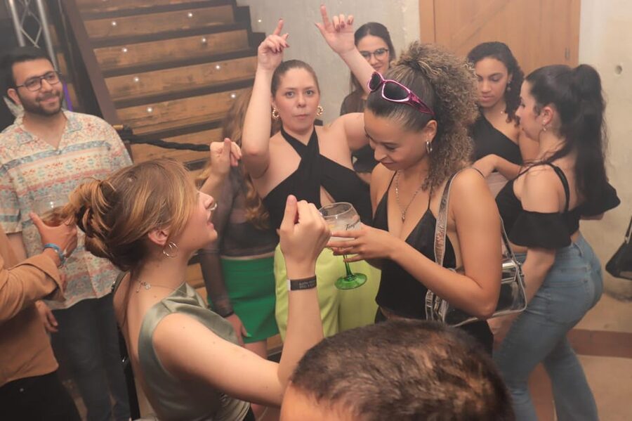 Madrid: Top Pub-Crawl with Drinks and Nightclub Entry - What to bring and what to leave behind