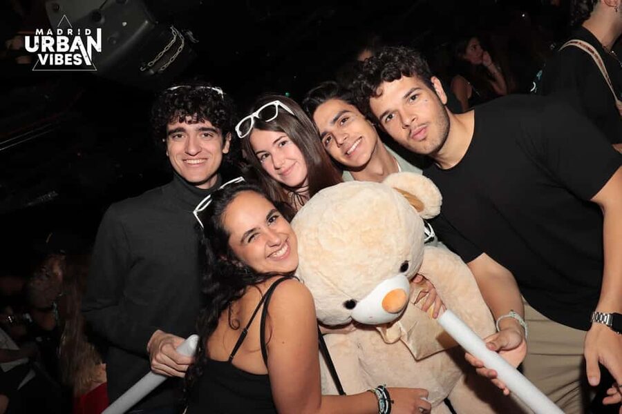 Madrid: Top Pub-Crawl with Drinks and Nightclub Entry - Puerta del Sol and the first ice breaker