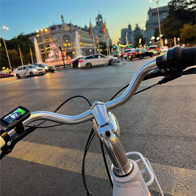 Madrid: Vintage Bike Rental with Tourist Map - Retiro Park: the gentlest opening stretch