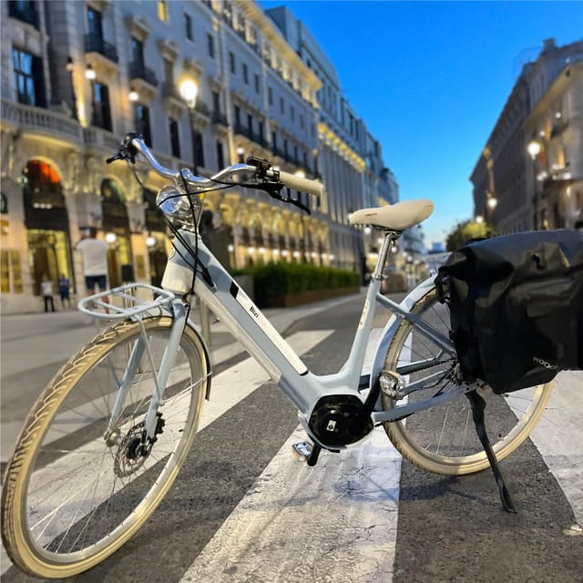 Madrid: Vintage Bike Rental with Tourist Map - Starting at C. de Moratín, 29 near Retiro