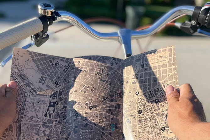 Madrid : Vintage Bikes Rentals with Old Map - Who will enjoy this ride most