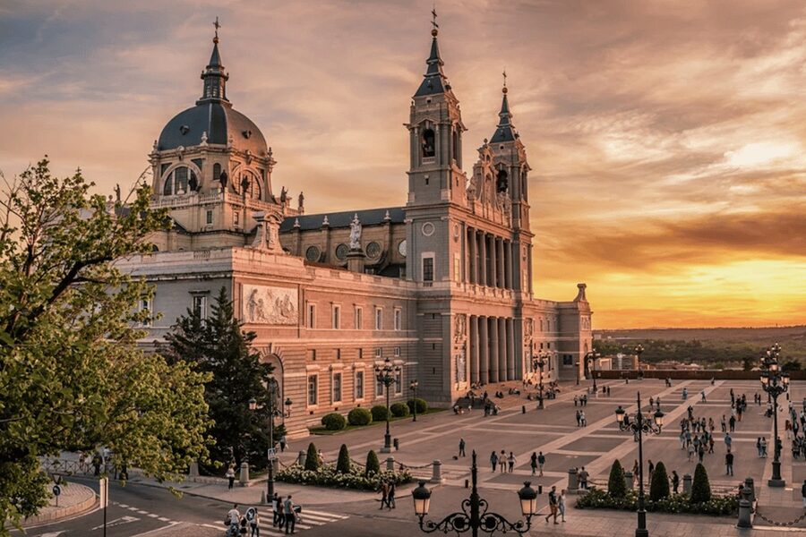Madrid: VIP Prado Museum & city highlights with Hotel pickup - Inside the Prado with an art expert