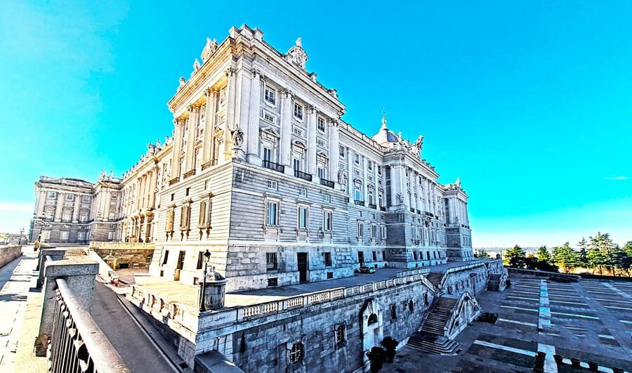 Madrid: VIP Prado Museum & city highlights with Hotel pickup - Plaza de Oriente, the Cathedral, and the royal setting