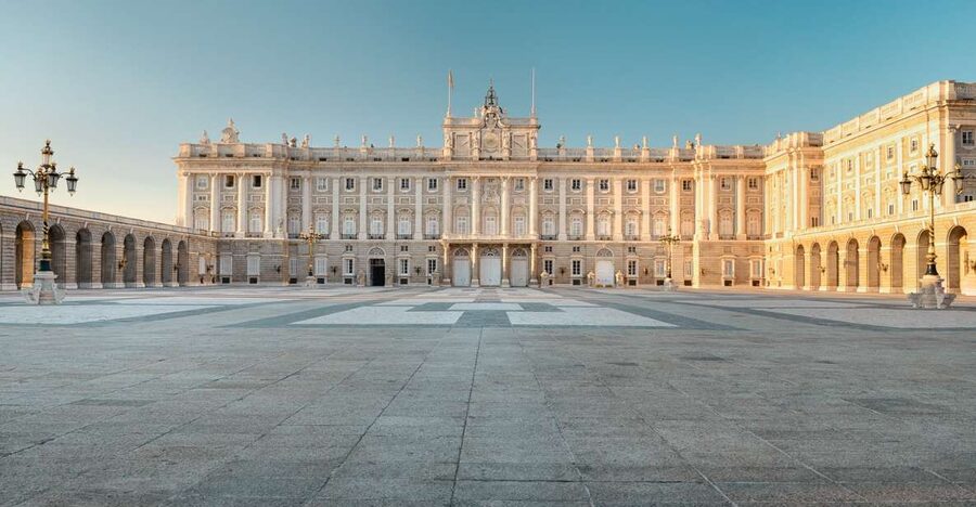 Madrid: Visit to the Royal Palace & Walking Tour of the City - Plaza de la Armería gives you the palace setting