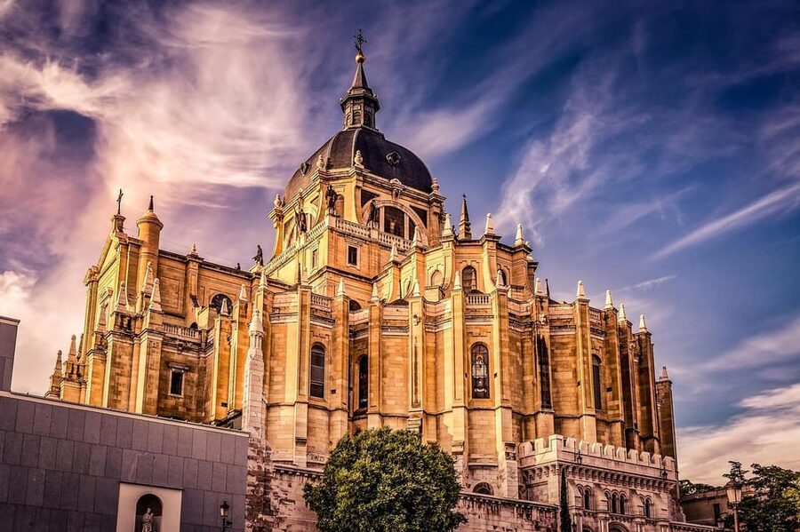 Madrid: Welcome to Madrid Guided Walking Tour in English - What the guides do best