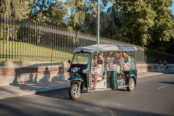 Madrid Welcome Tour with Local Guide in Eco Tuk Tuk Private - Puerta de Alcalá and the Banco de España