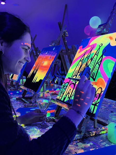 Madrid: Wine Gogh Glow Academy Paint and Sip Classes - Timing, clothing, and practical planning