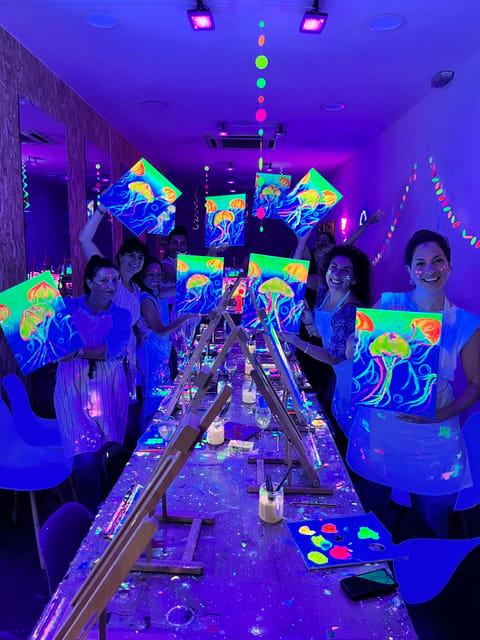 Madrid: Wine Gogh Glow Academy Paint and Sip Classes - The main strengths and the small cautions