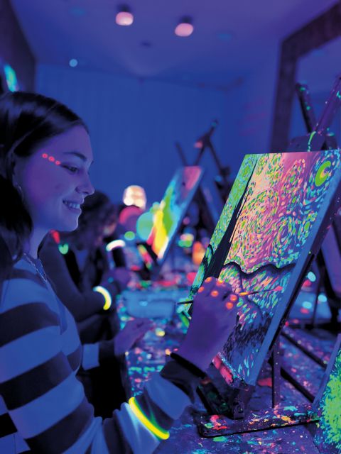 Madrid: Wine Gogh Glow Academy Paint and Sip Classes - Should you book Wine Gogh Glow Academy?