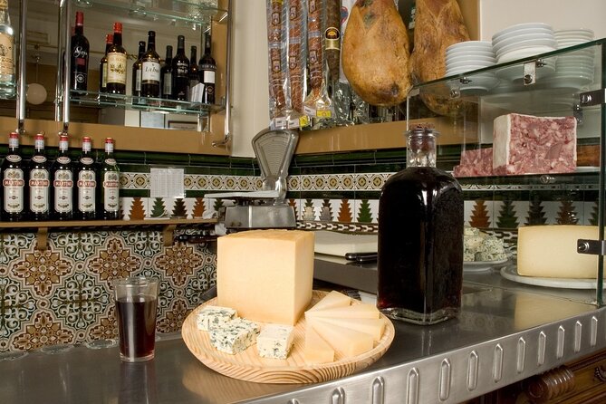 Old Madrid Tapas and Fine Wine Small Group Tour - How the guide shapes the evening