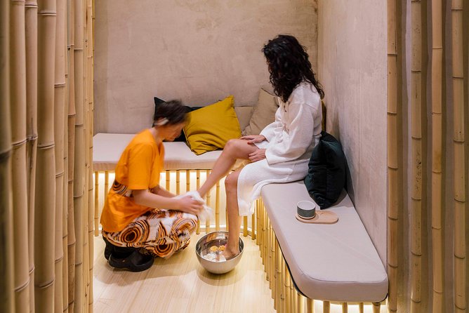 Pamper your feet with foot bath and reflexology massage - Small comforts that make the appointment easier