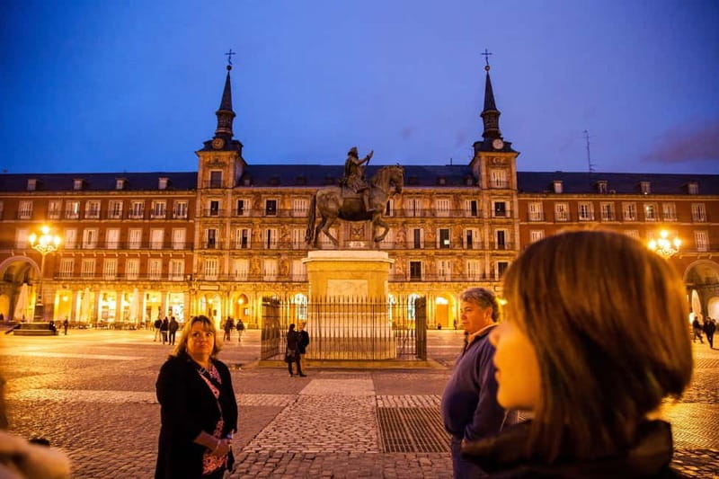 Personalised Traditional Madrid Night Tapas and Drinks Tour - Second bar: learning how flexible ordering works