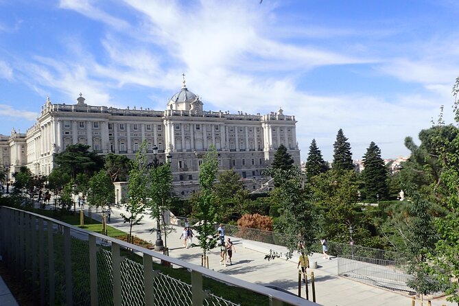 Private Madrid City Tour | Regular Bike/E-Bike | Groups from 32€ - What the guide adds to the ride