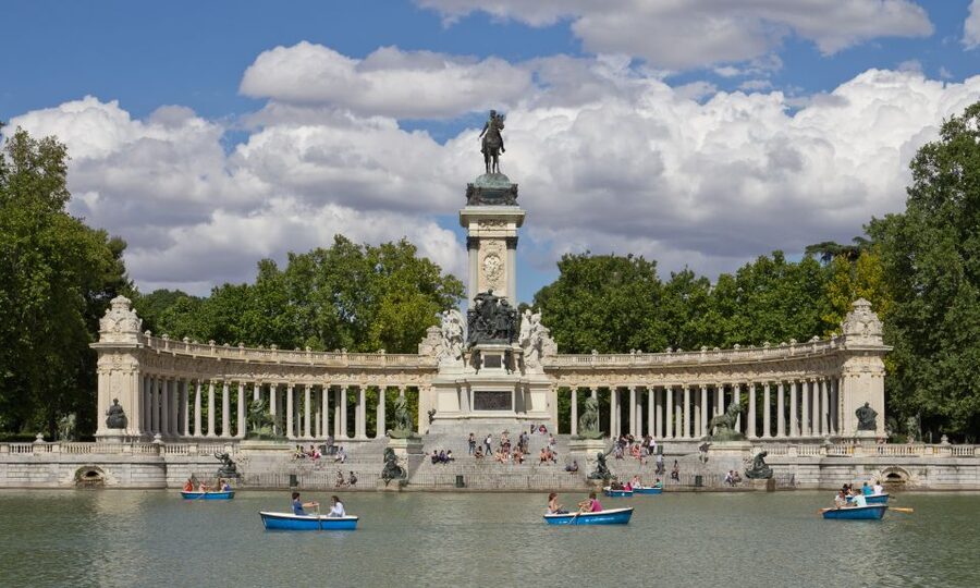 Private Madrid Highlights Walking Tour - Gran Vía and the Metropolis Building
