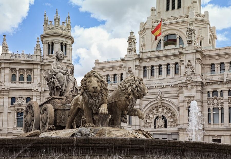 Private Madrid Highlights Walking Tour - Puerta de Alcalá and the approach to Retiro