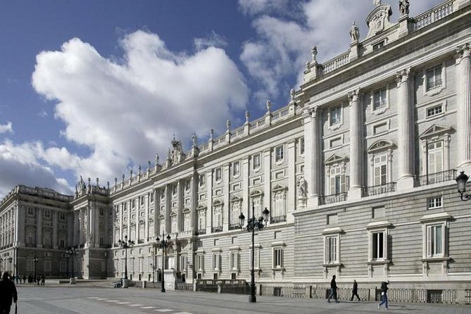Private tour of the Royal Palace of Madrid - Entering Madrid’s Royal Palace with your own guide