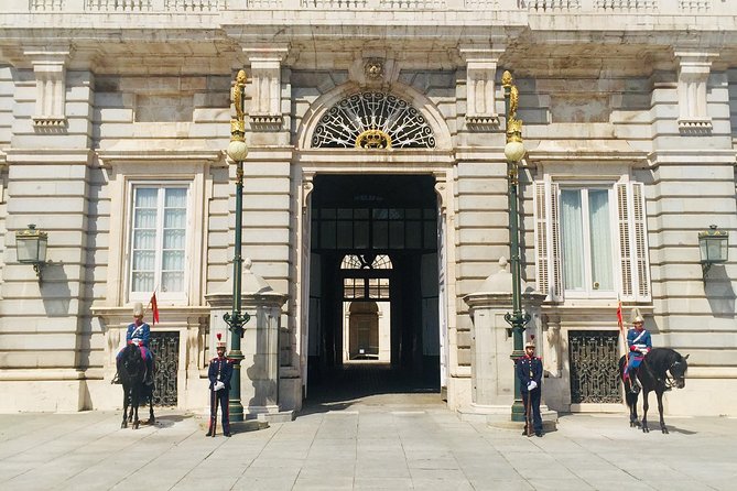 Private tour of the royal palace, private guide, fast entrance and pick up at the hotel. - Entering through the shorter route