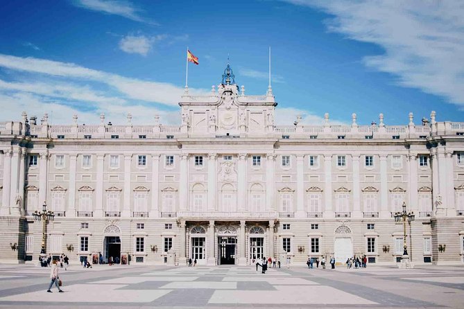 Private tour of the royal palace, private guide, fast entrance and pick up at the hotel. - A two-hour pace, with some limits