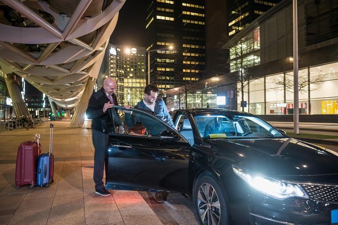 Private transfer departure from City Centre to Madrid Airport - Meeting your driver in Madrid Airport arrivals