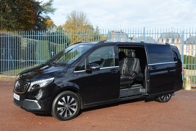 Private Transfer: Madrid to Madrid Airport MAD in Luxury Van - A meet-and-greet that helps with bags