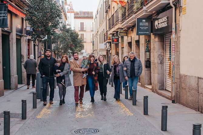 Private Vacation Photography Session with Photographer in Madrid - The Art Walk for a cultural backdrop