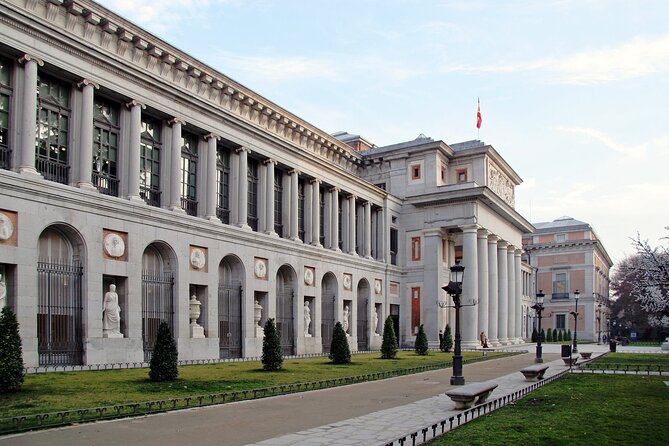 PRIVATE VIP : Prado Museum with an Art expert. Tickets & skip line - Meeting Ignacio under Goya’s statue