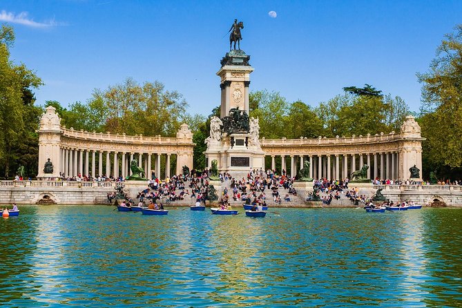 Retiro Park Walking Tour in Madrid - Walking through Retiro’s trees and open spaces