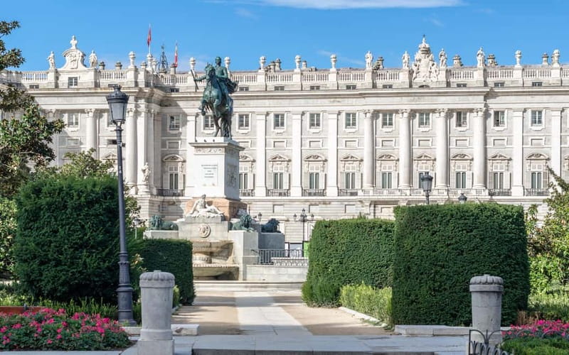 Royal Palace of Madrid: Private tour with entrance included - What the $717 private price means