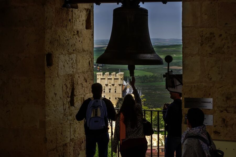 Segovia: Cathedral Tower Guided Tour - Guide language, group size, and timing