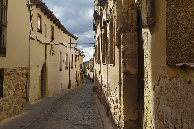 Segovia from the Aqueduct to the Alcazar: A Self-Guided Audio Tour - Through El Arco de la Claustra