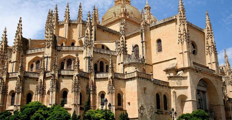 Segovia: Guided Walking Tour with Cathedral & Alcázar Entry - Casa de los Picos and Segovia’s old streets