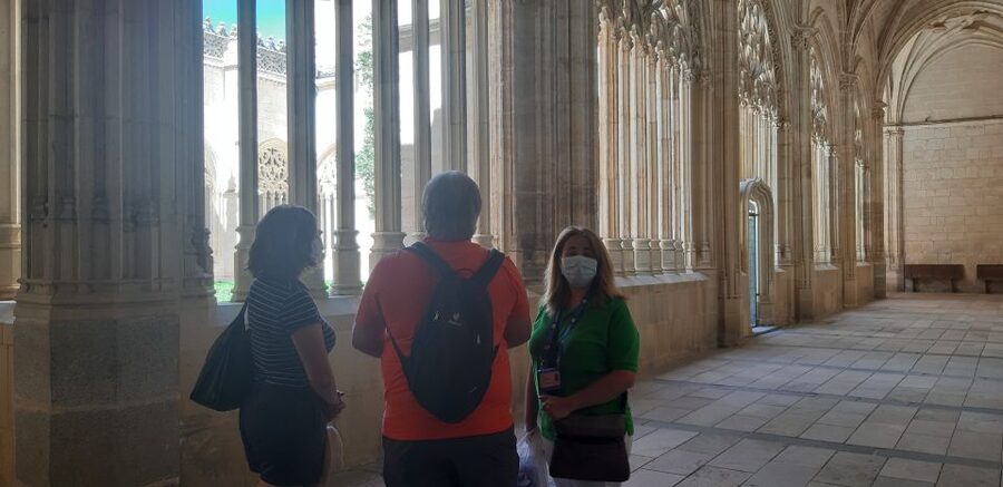 Segovia: Guided Walking Tour with Cathedral & Alcázar Entry - What the Spanish guide adds