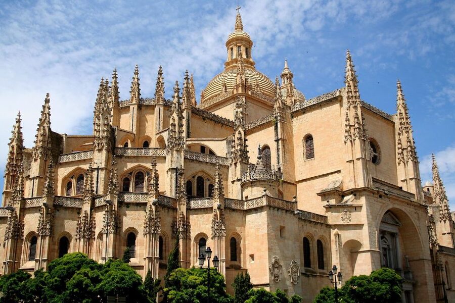 Segovia: Guided Walking Tour with Cathedral & Alcázar Entry - Starting under the Roman Aqueduct at Plaza Azoguejo