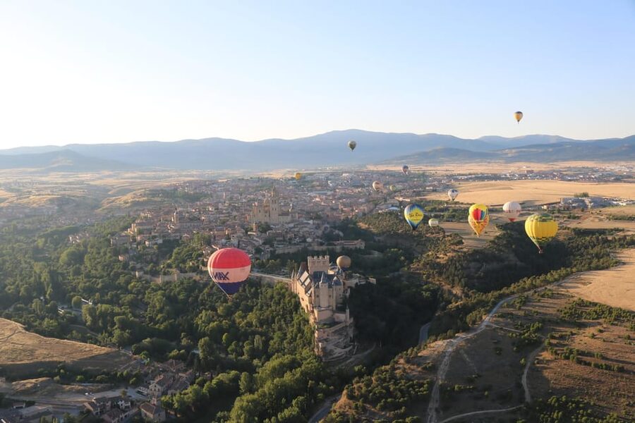 Segovia: Hot Air Balloon Flight with Picnic and Cava - A careful launch and a one-hour flight