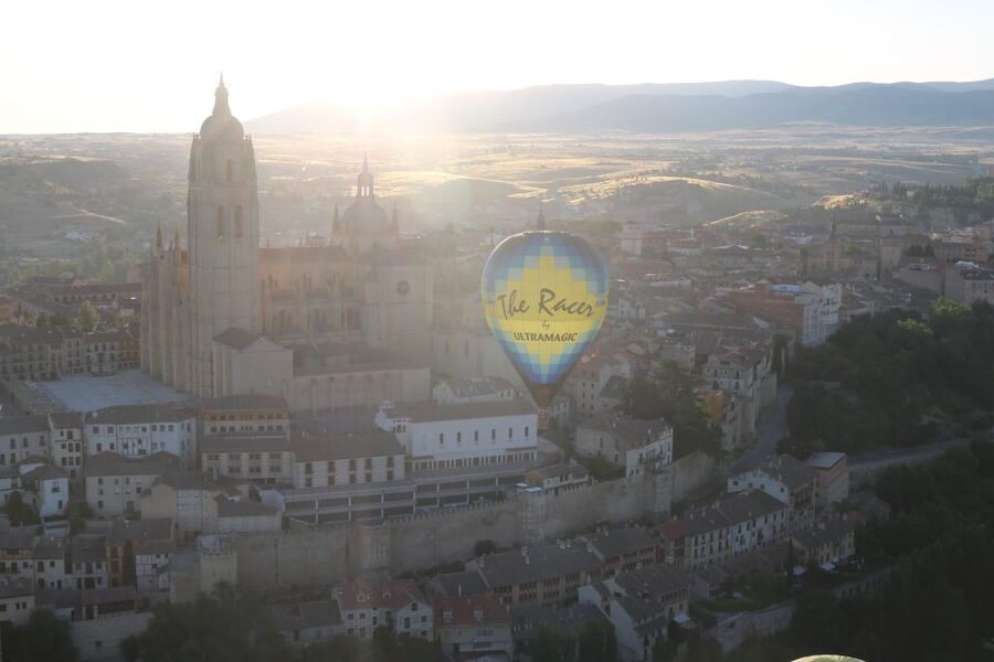 Segovia: Hot Air Balloon Flight with Picnic and Cava - Three sights to watch for below