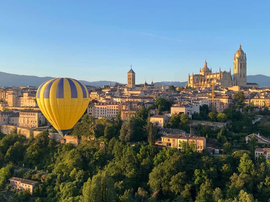Segovia: Hot-air balloon ride with cava toast & picnic - The safety briefing before takeoff