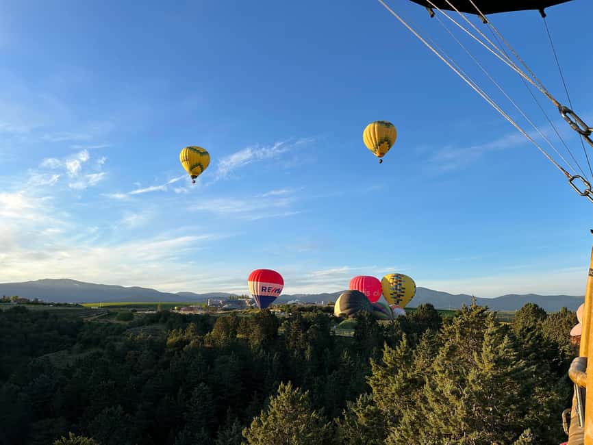 Segovia: Hot-air balloon ride with cava toast & picnic - One hour above the Aqueduct, Alcázar, and Cathedral