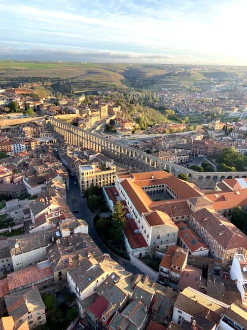 Segovia: Hot-air balloon ride with cava toast & picnic - Landing, cava, and a Castilian picnic