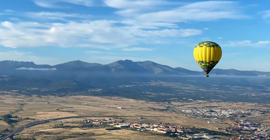 Segovia: Hot Air Balloon Ride with Picnic and Activity Video - The Alcázar, cathedral, and aqueduct from above
