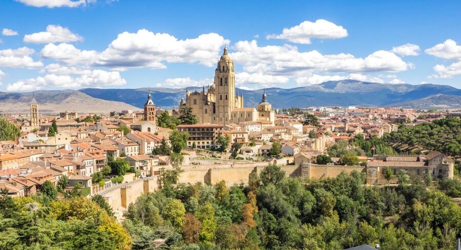 Segovia - Old Town tour including Castle visit - Meeting Segovia’s Roman aqueduct