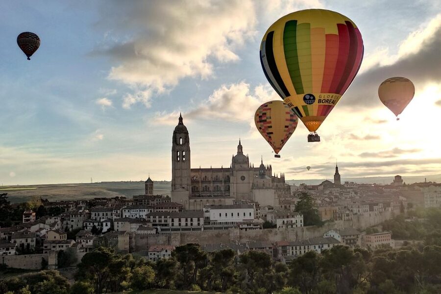 Segovia: Private Balloon Ride for 2 with Cava and Breakfast - Why a balloon is a good way to see Segovia