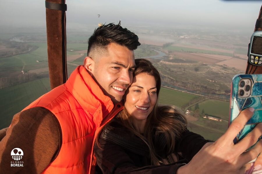 Segovia: Private Balloon Ride for 2 with Cava and Breakfast - The landing, breakfast, and cava toast