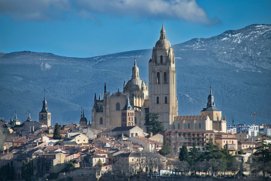 Segovia: Private City Walking Tour with Alcázar of Segovia - Starting with Segovia’s 1,800-year-old aqueduct