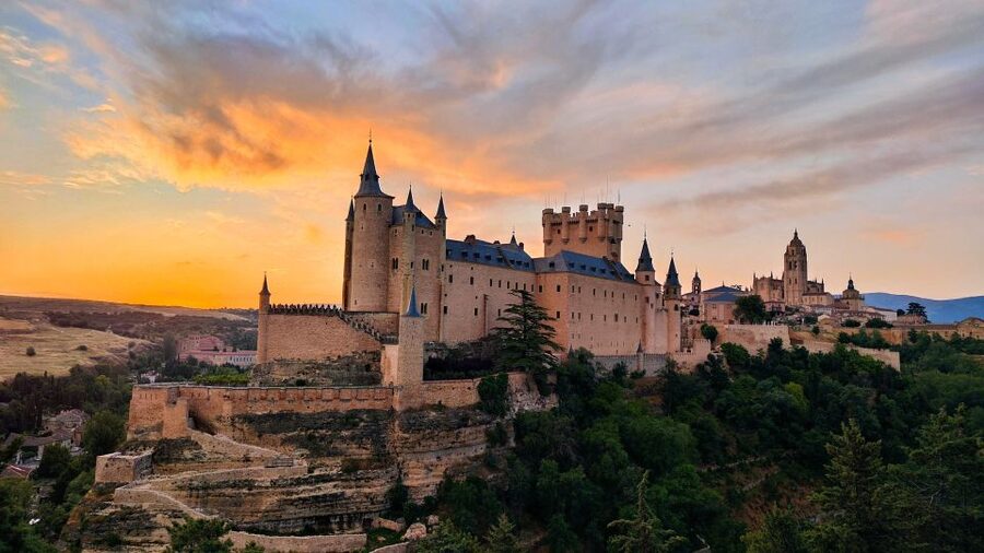 Segovia: Private City Walking Tour with Alcázar of Segovia - Casa de los Picos and the route into the old city